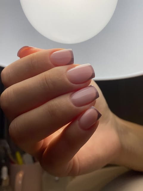 Studio Buse Arslan'ın nude pembe zemin ve koyu renk ince French uçlu kısa kare tırnak çalışması